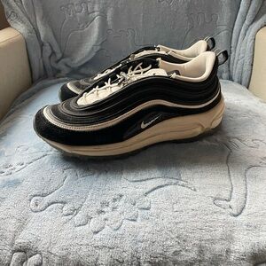 Nike Men's Black and White Sneakers